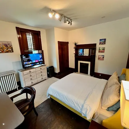 Private Bdrm Suite 3 In Spacious House City Views